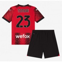 Camisa de Futebol AC Milan Fikayo Tomori #23 Equipamento Principal Infantil 2023-24 Manga Curta (+ Calças curtas)